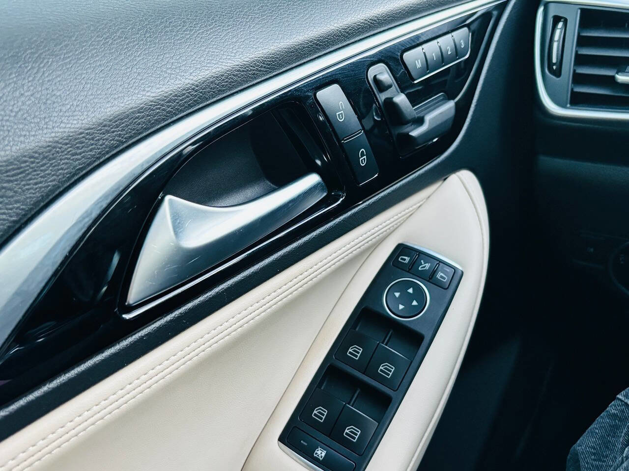 Used 2019 INFINITI QX30 w/ Navigation Package image 38