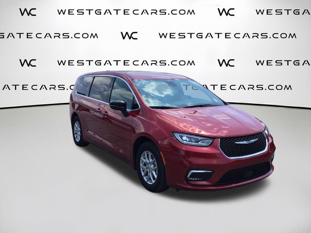 Used 2017 Chrysler Pacifica Touring-L FWD image 1