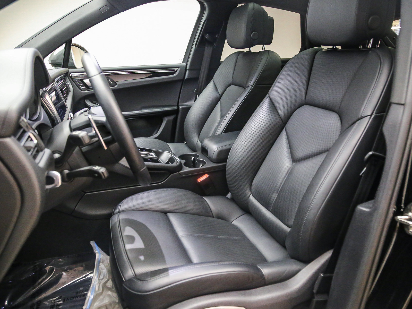 Certified 2026 Porsche Macan Turbo AWD/4WD image 8
