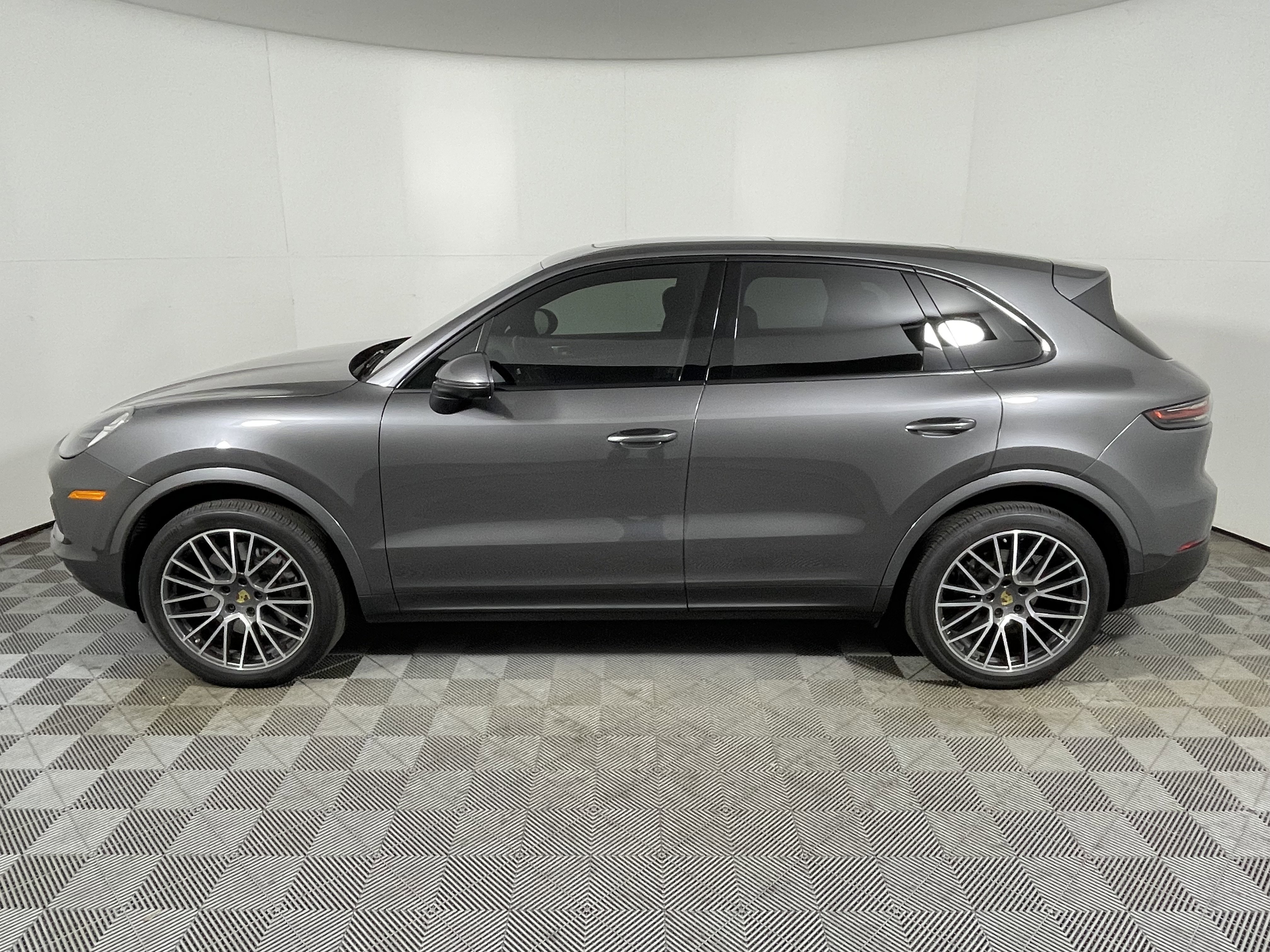 Used 2023 Porsche Cayenne image 2