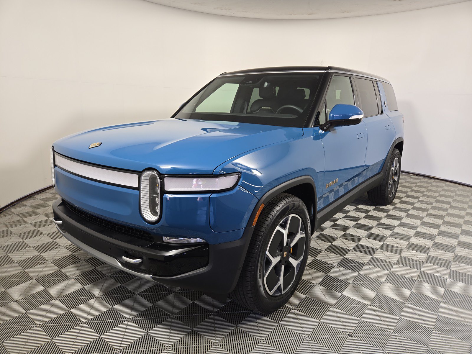 Used 2023 Rivian R1S Adventure AWD/4WD image 1