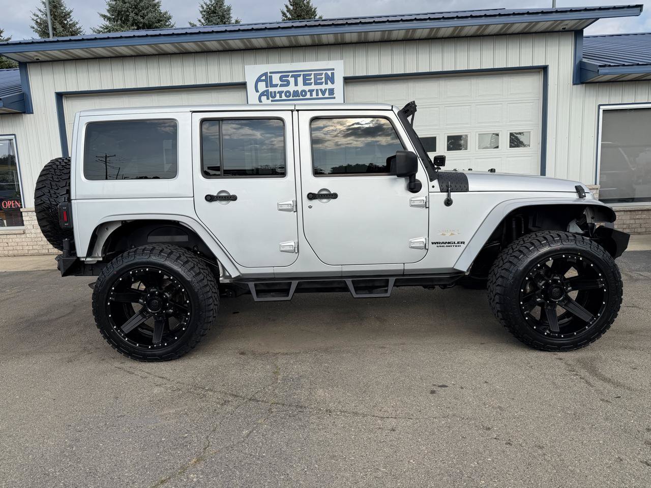 Used 2012 Jeep Wrangler Unlimited Sahara w/ Dual Top Group AWD/4WD image 2