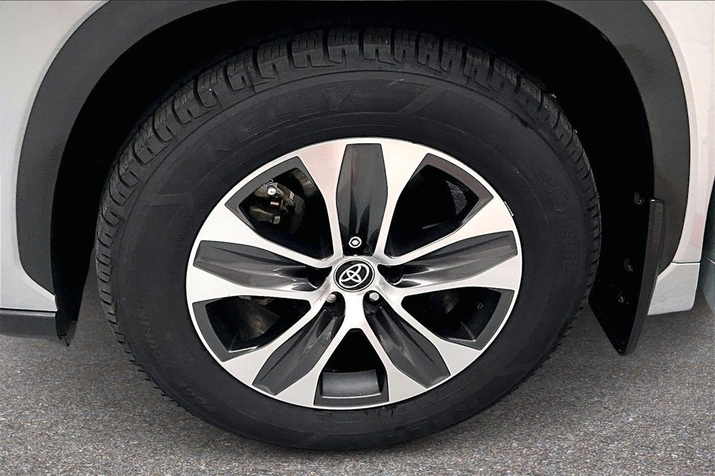 Used 2023 Toyota Highlander XLE image 31