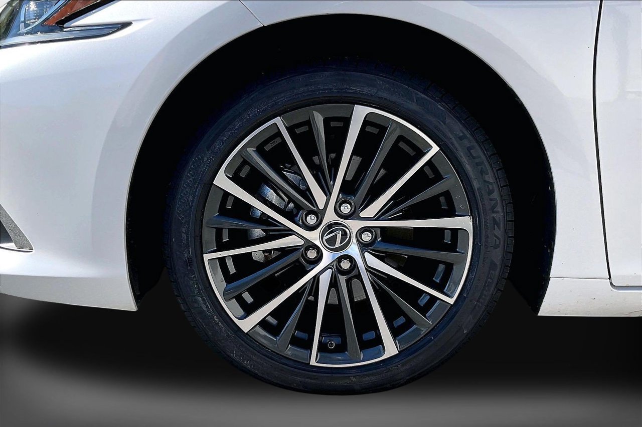 Used 2025 Lexus ES 300h w/ Premium Package FWD image 34