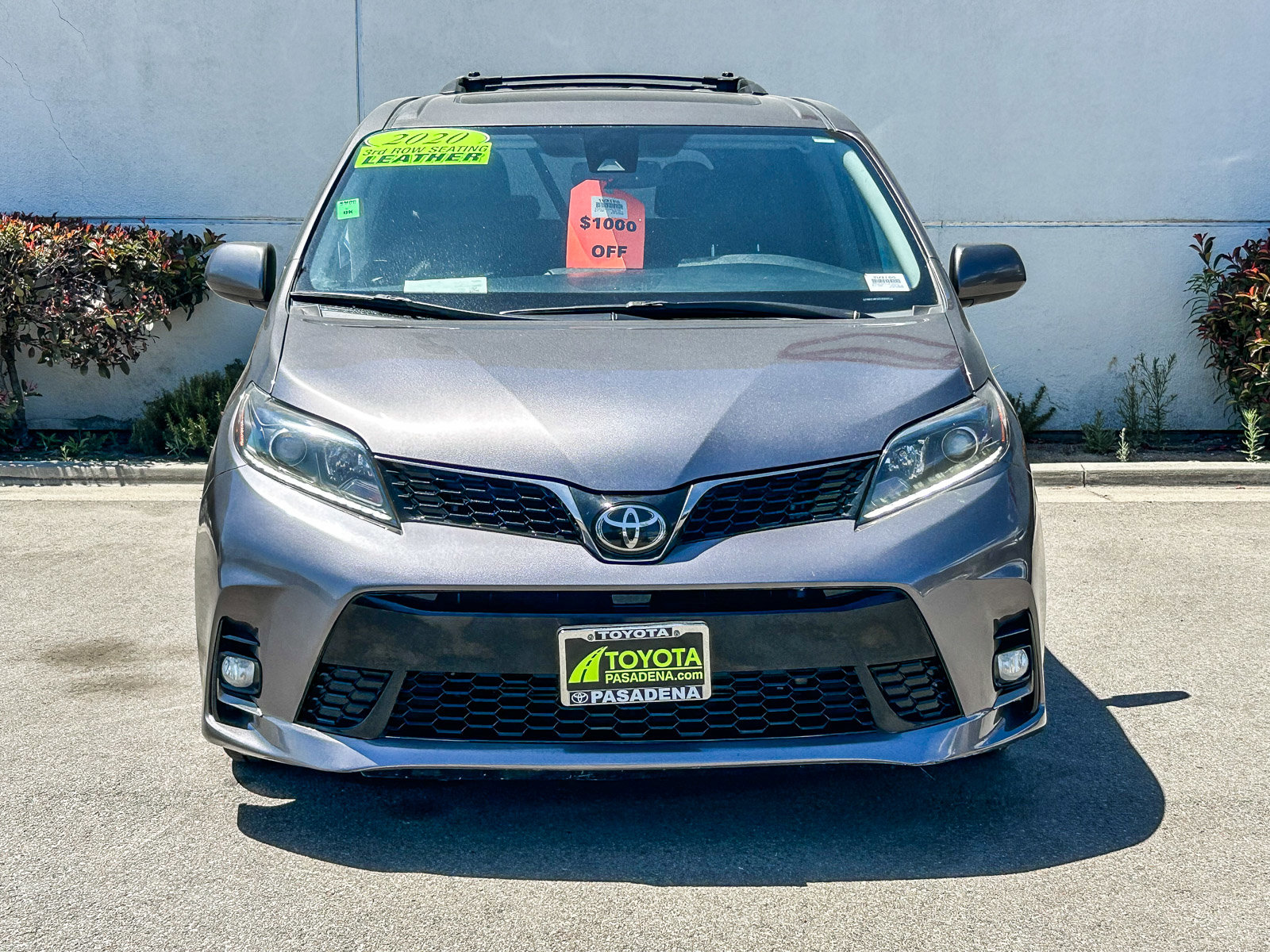 Used 2020 Toyota Sienna SE w/ SE Preferred Package FWD image 2