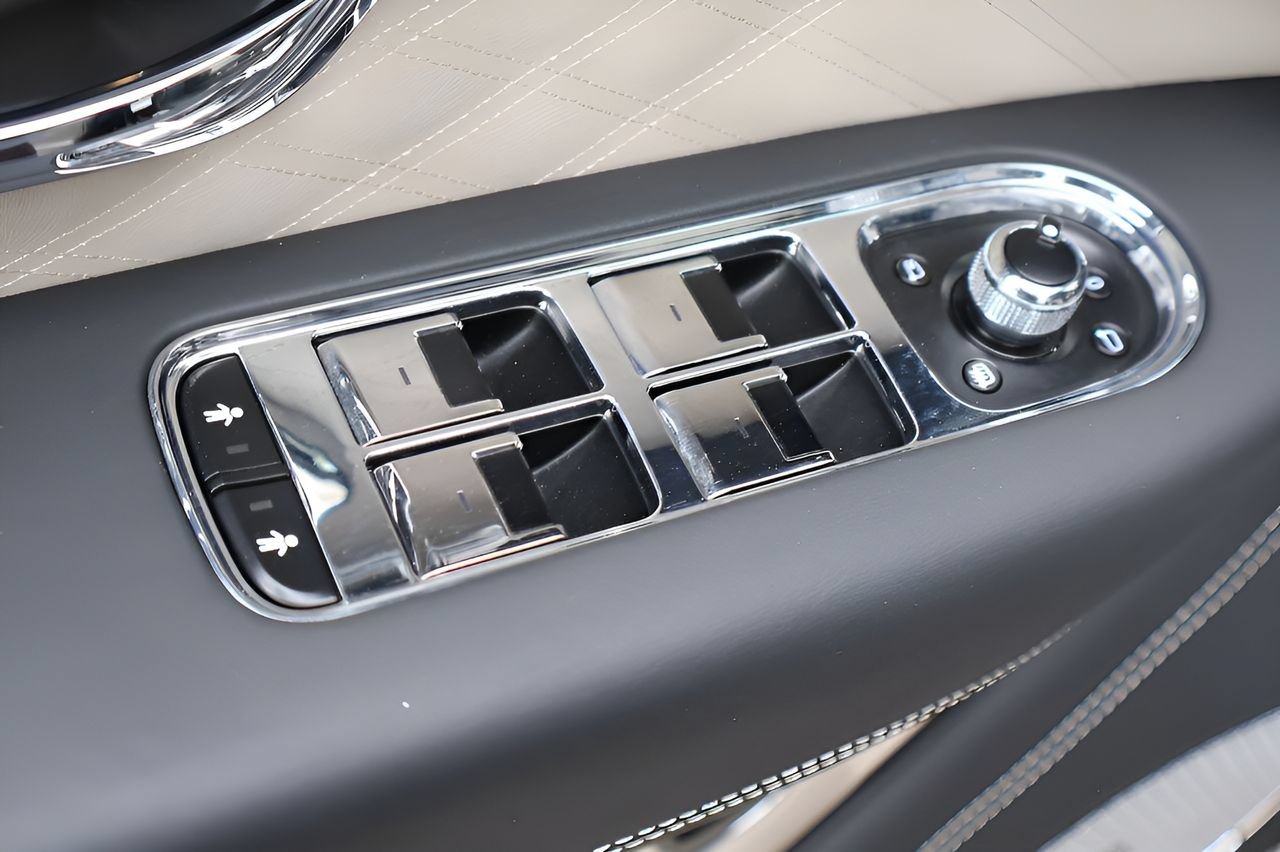 Used 2025 Bentley Bentayga Extended Wheelbase AWD/4WD image 13