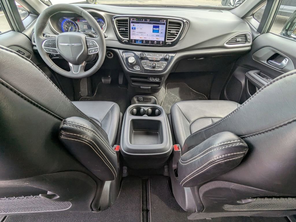 Used 2025 Chrysler Pacifica Select image 27