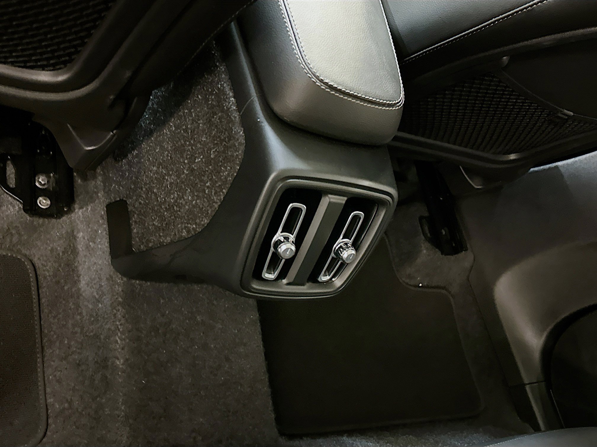 Used 2025 Volvo XC40 B5 Core image 29