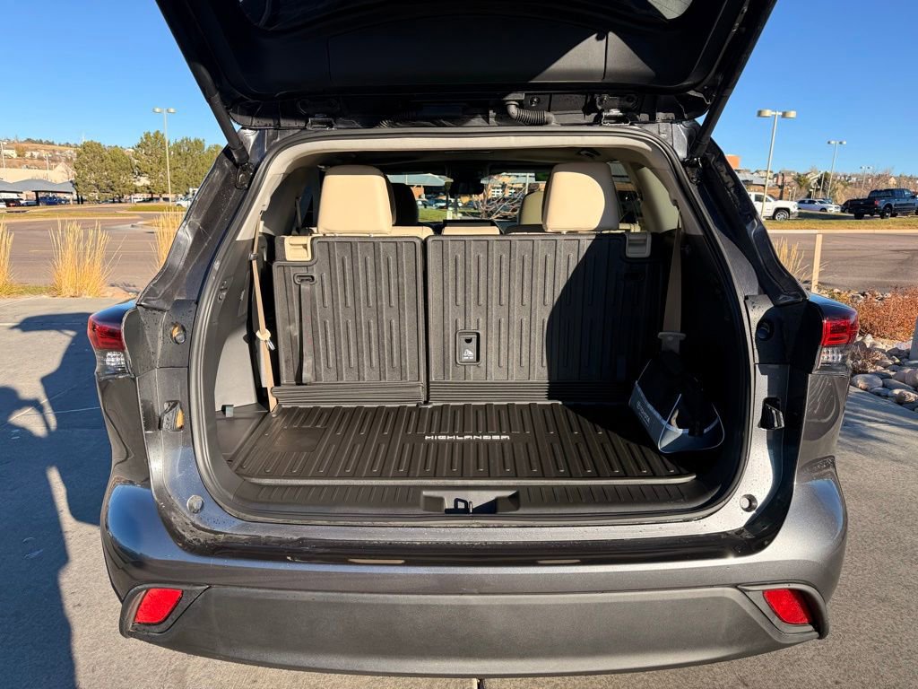 Used 2025 Toyota Highlander XLE image 25