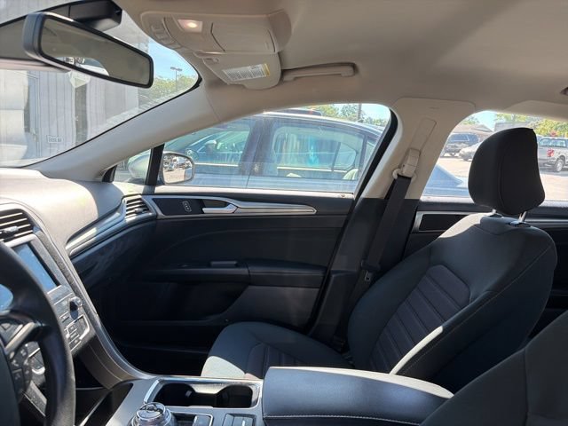 Used 2020 Ford Fusion SE FWD image 24