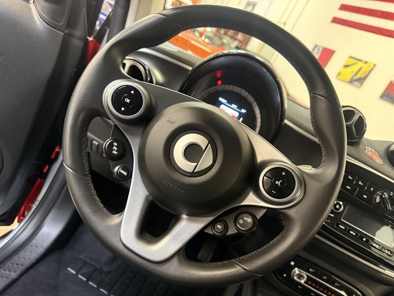 Used 2017 smart fortwo passion RWD image 22