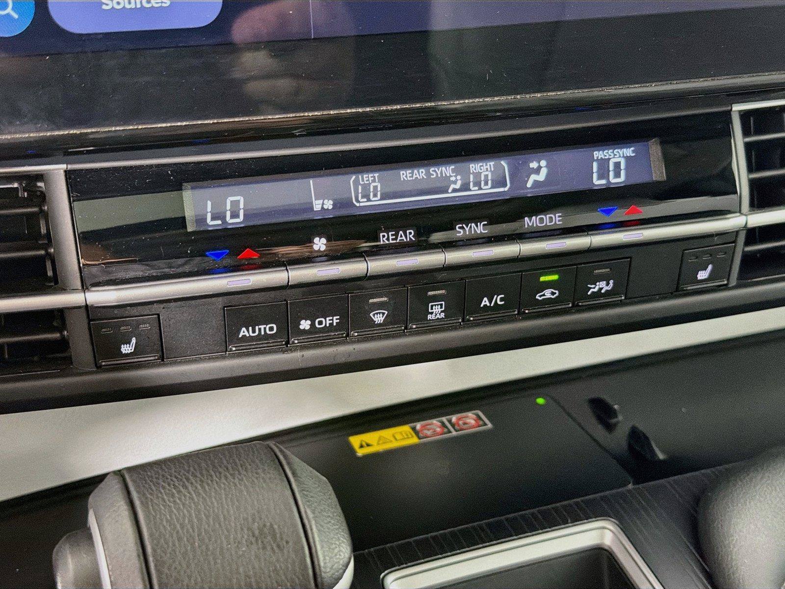Used 2025 Toyota Sienna XLE FWD image 22