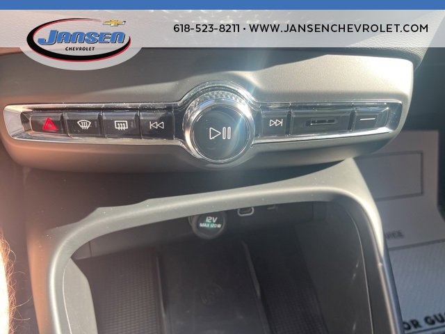 Used 2025 Volvo XC40 B5 Plus image 29