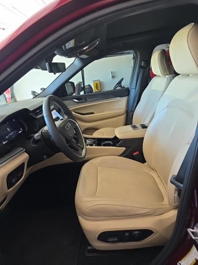 Used 2023 Jeep Grand Cherokee Limited w/ Luxury Tech Group II AWD/4WD image 2