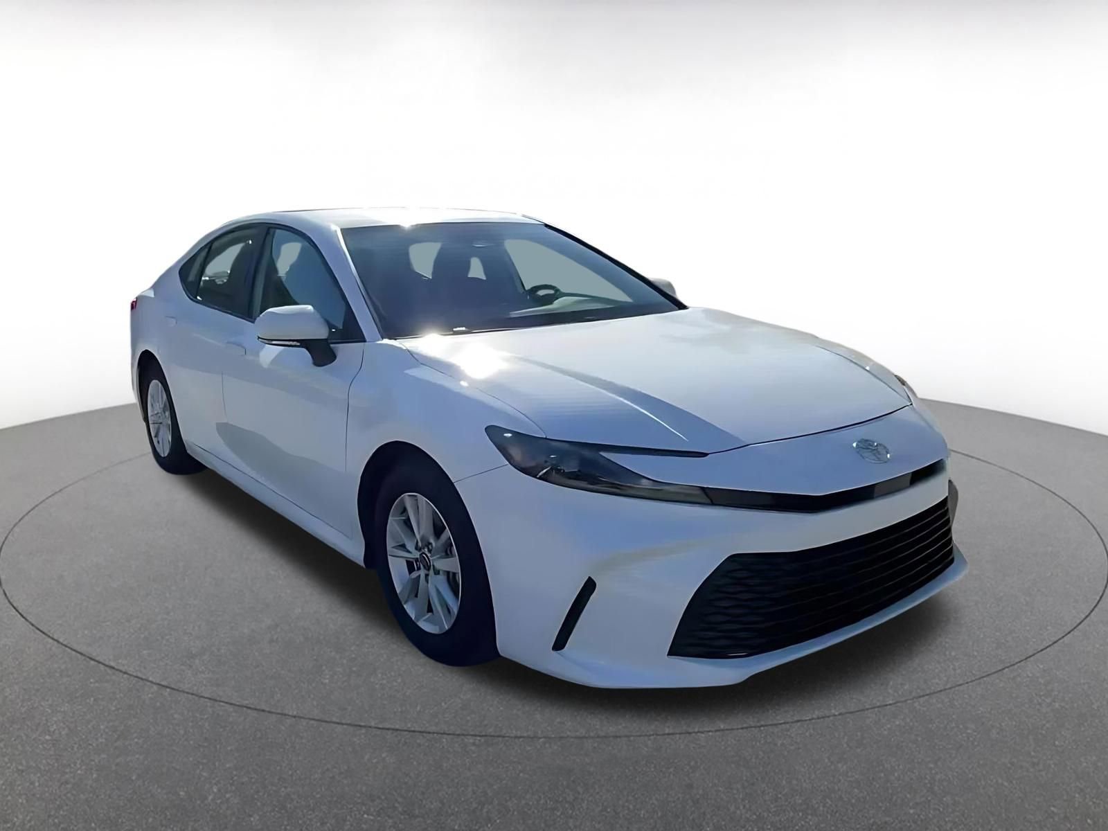 Used 2025 Toyota Camry LE image 3