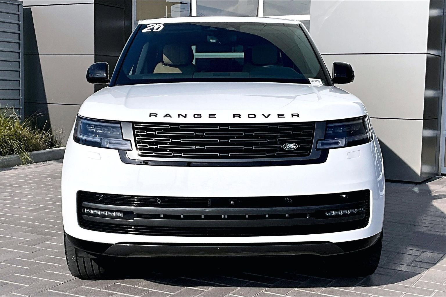 Used 2025 Land Rover Range Rover Long Wheelbase SE image 2
