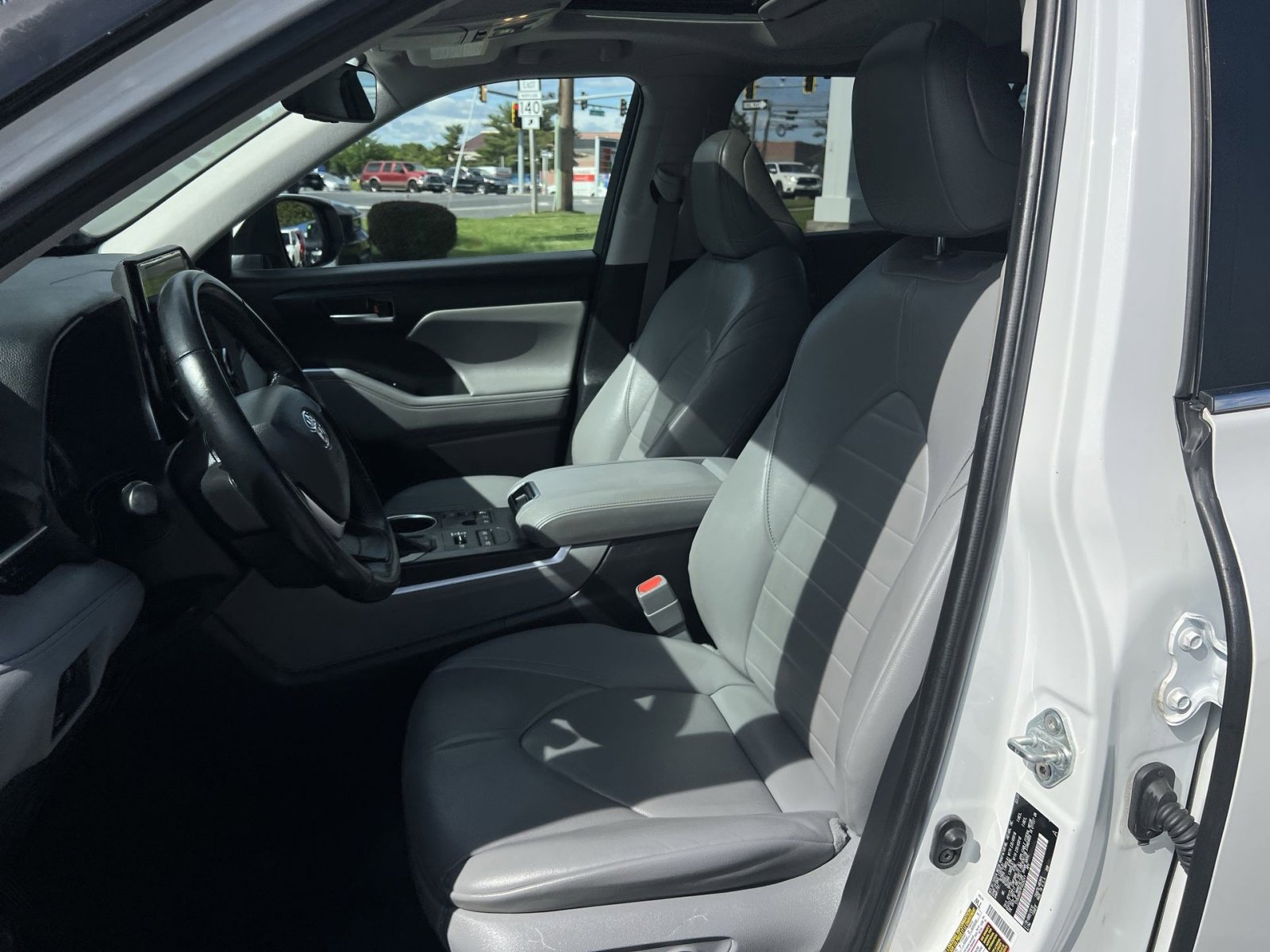 Used 2023 Toyota Highlander XLE AWD/4WD image 13