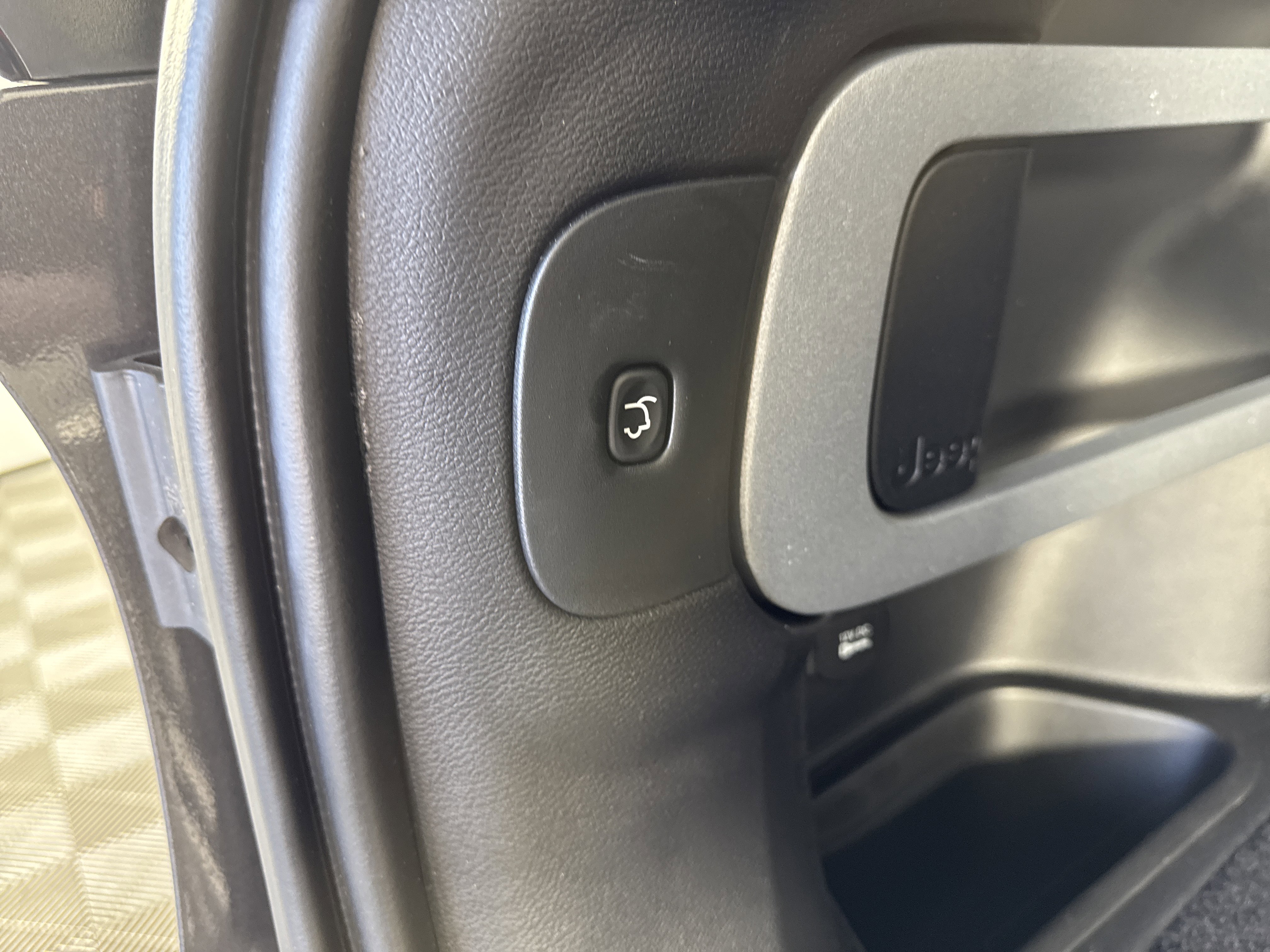 Used 2015 Jeep Cherokee Limited w/ Luxury Group image 20