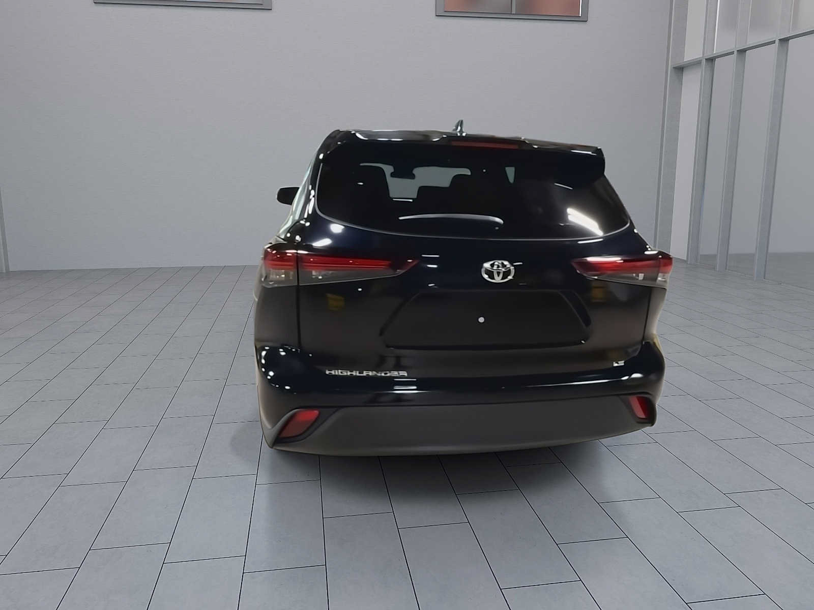 Used 2024 Toyota Highlander LE FWD image 7