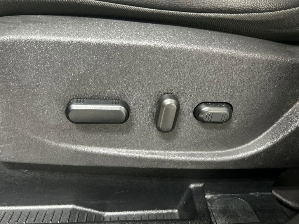 Used 2018 Ford Escape Titanium w/ Ford Safe & Smart Package AWD/4WD image 10