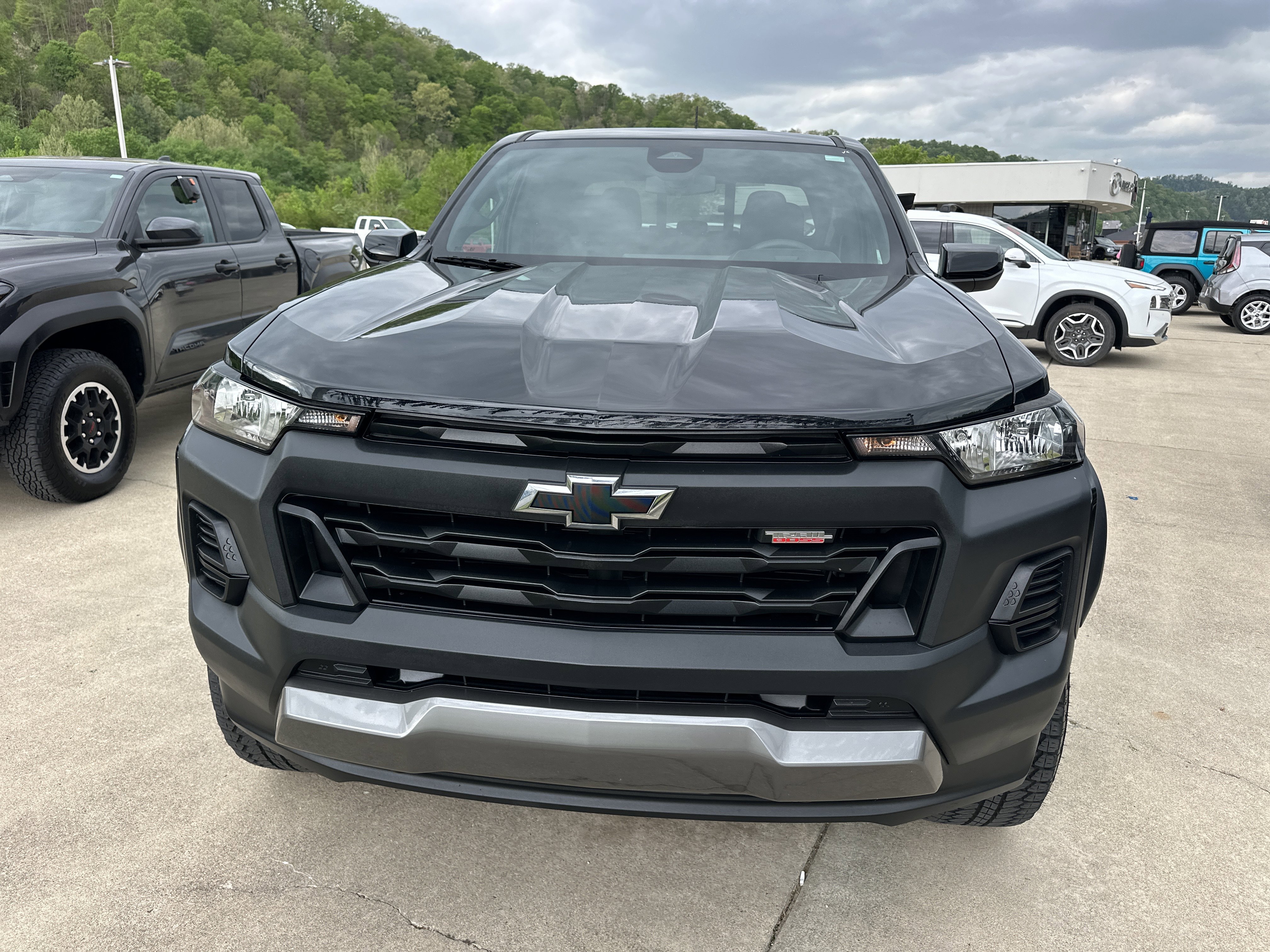 Used 2024 Chevrolet Colorado Trail Boss w/ Advanced Trailering Package AWD/4WD image 6