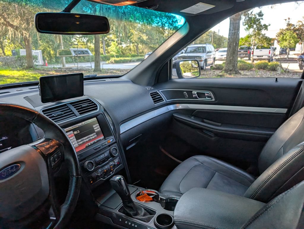 Used 2016 Ford Explorer XLT w/ Equipment Group 202A FWD image 11