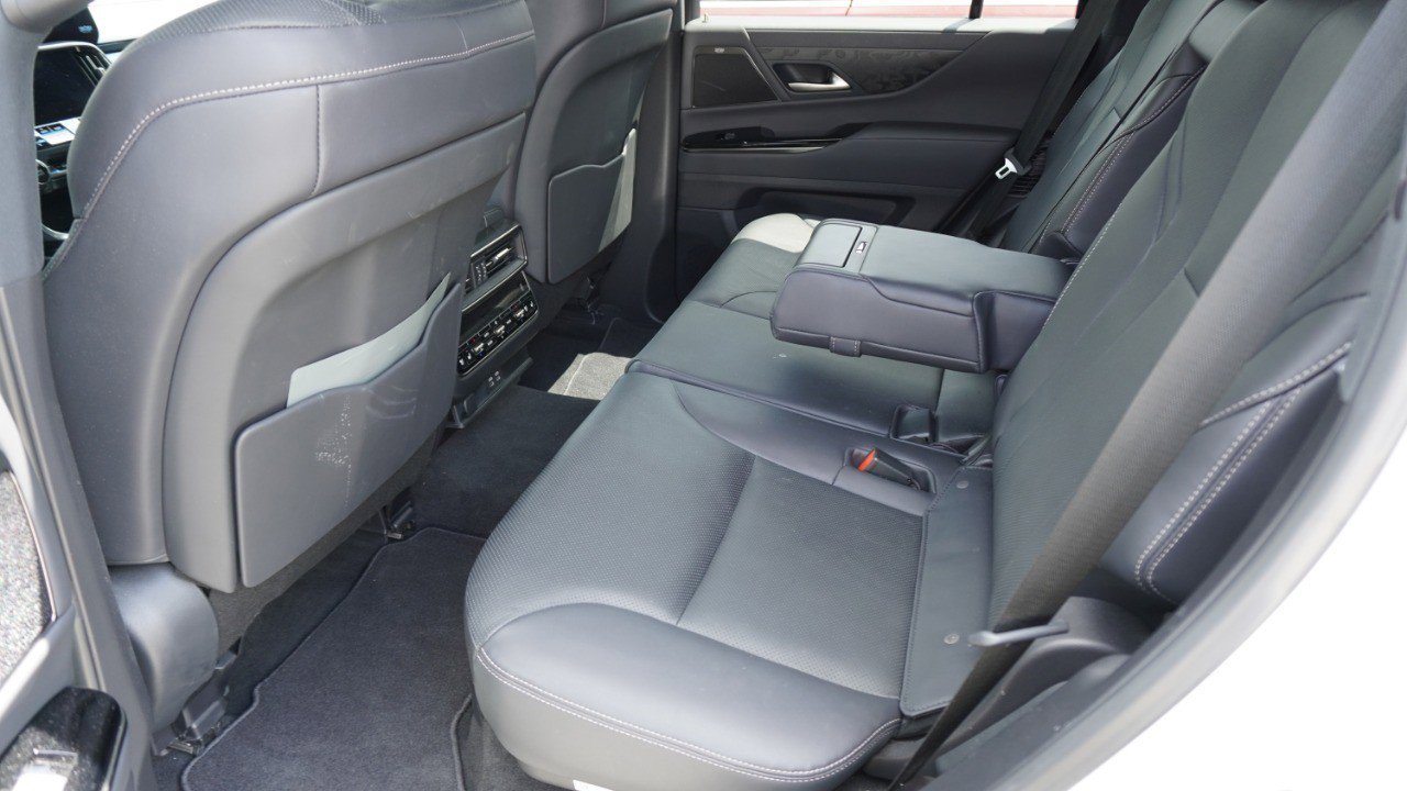 Used 2023 Lexus LX 600 4WD w/ Interior Upgrade Package image 9