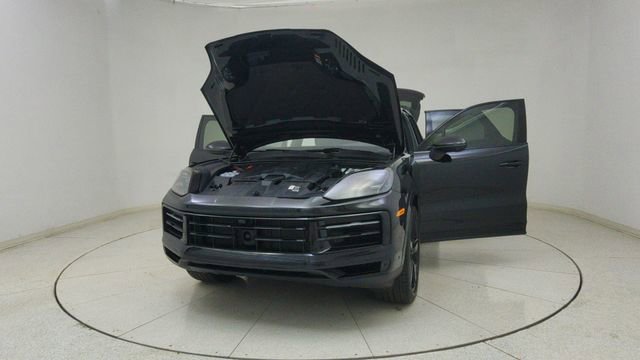 Used 2025 Porsche Cayenne w/ Premium Package image 74