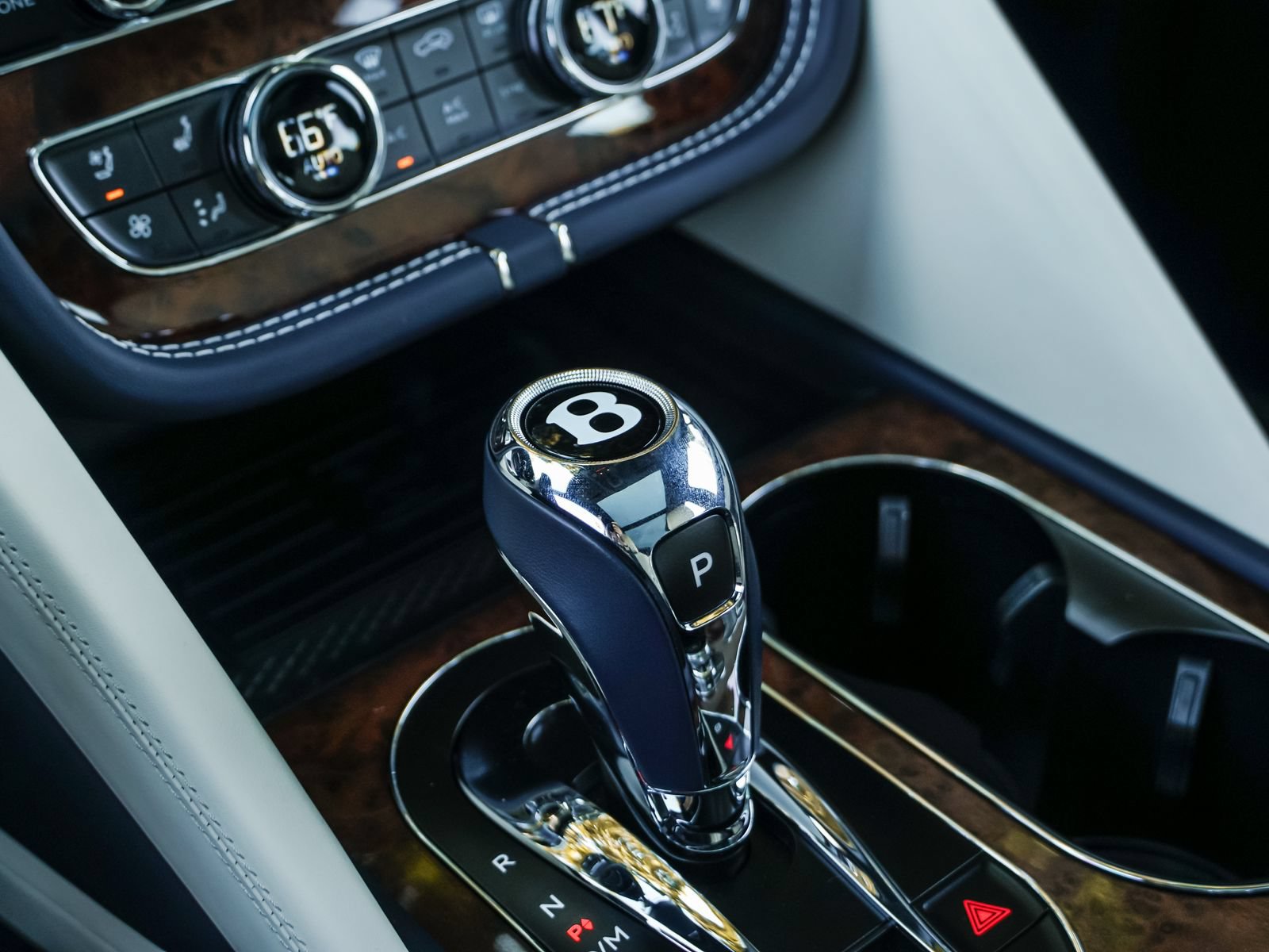 Used 2024 Bentley Bentayga AWD/4WD image 13