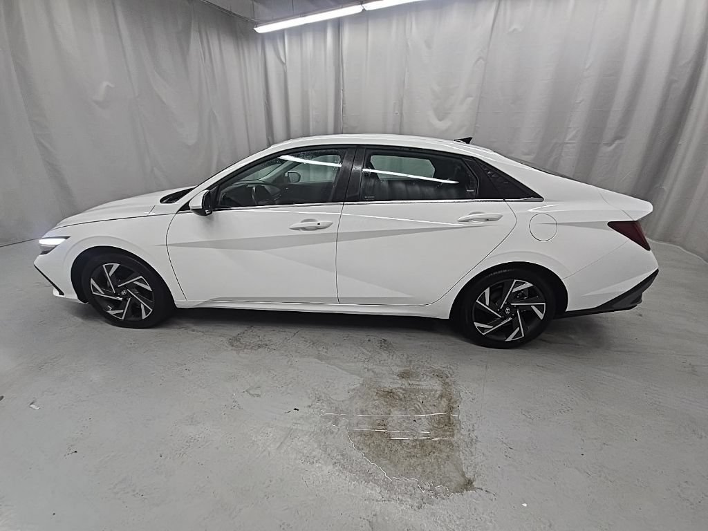 Used 2025 Hyundai Elantra SEL FWD image 2