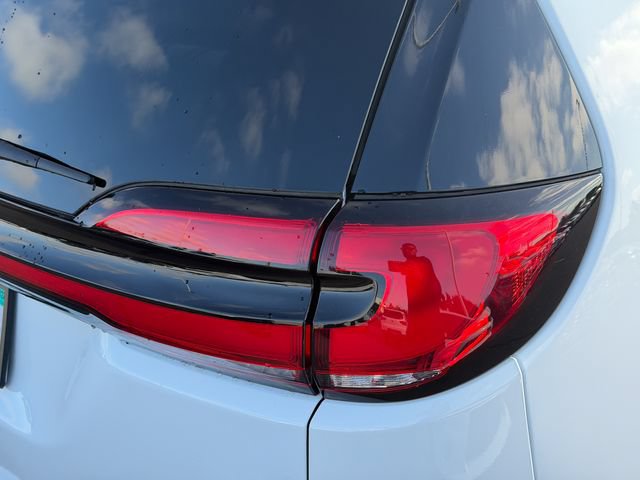 Used 2023 Chrysler Pacifica Limited w/ Uconnect Theater Family Group FWD image 18