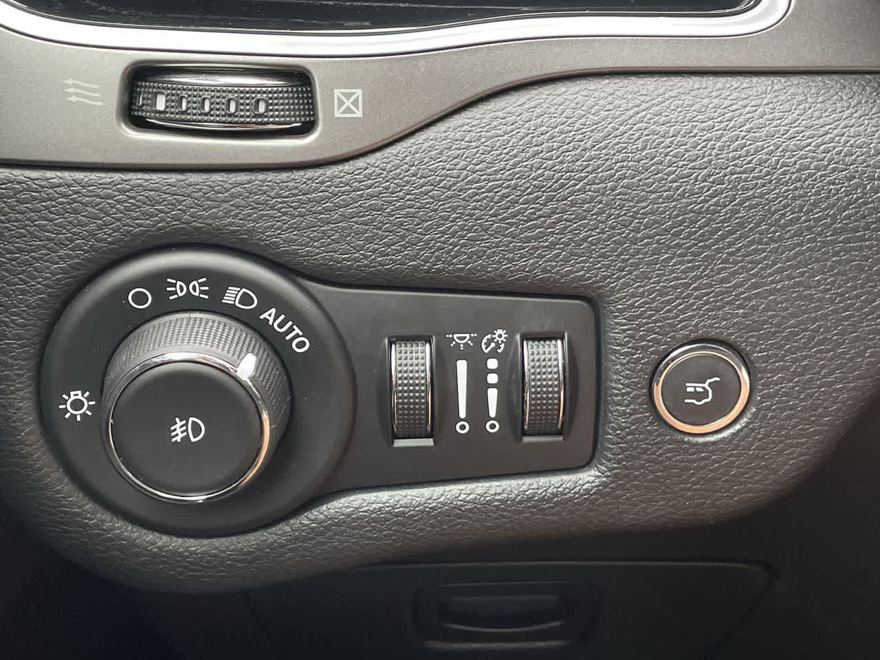 Used 2019 Jeep Cherokee Limited AWD/4WD image 30