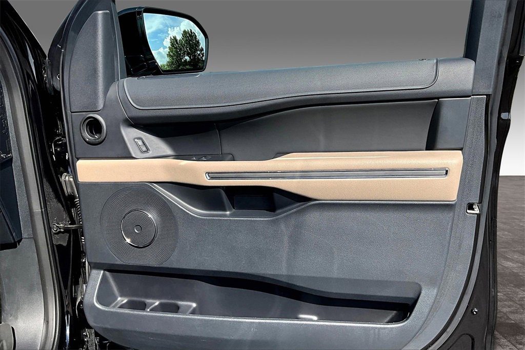 Used 2024 Ford Expedition XLT image 13