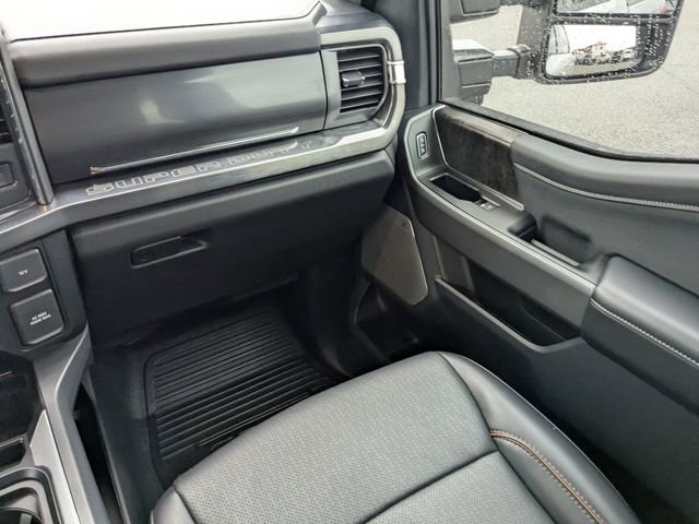 Used 2025 Ford F250 Lariat w/ Black Appearance Package image 17