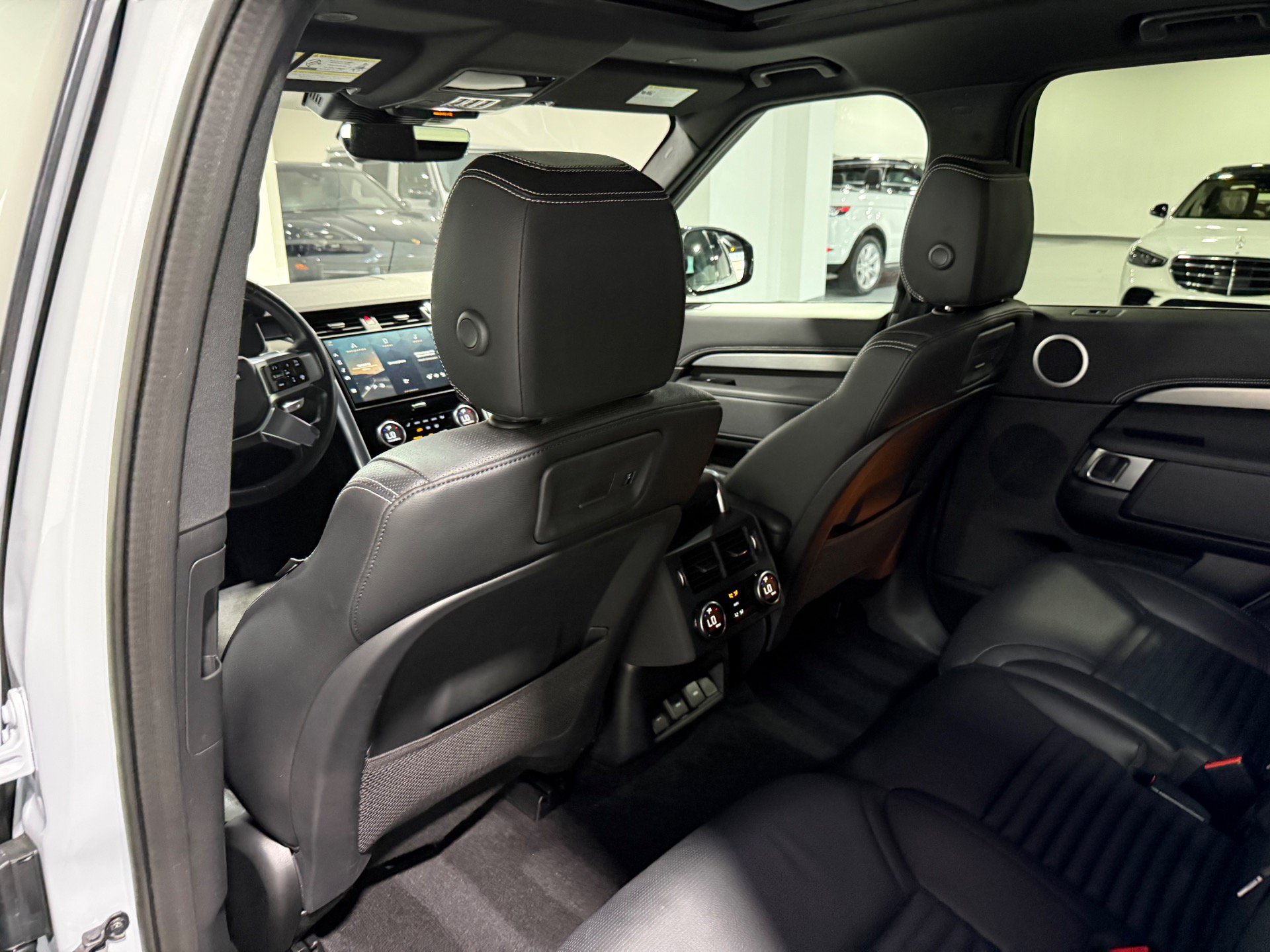 Used 2023 Land Rover Discovery S R-Dynamic AWD/4WD image 56