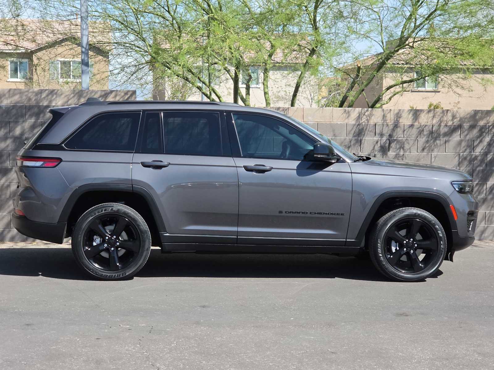 Used 2023 Jeep Grand Cherokee Altitude AWD/4WD image 9