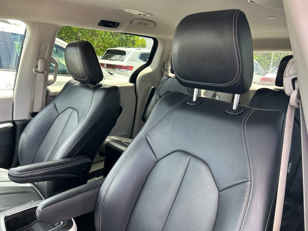 Used 2024 Chrysler Pacifica Touring-L FWD image 21