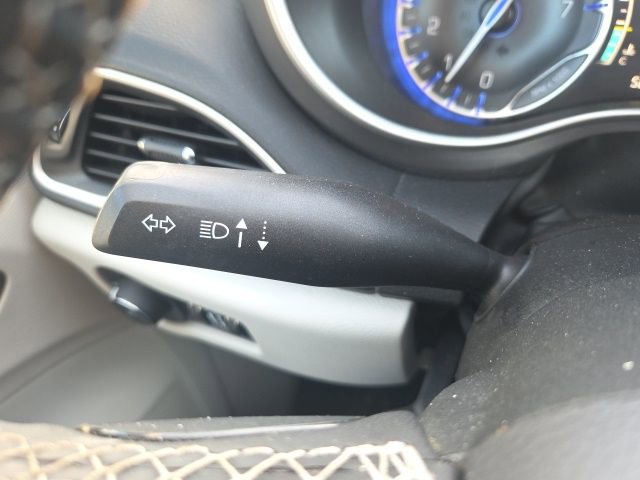 Used 2023 Chrysler Pacifica Touring-L image 36