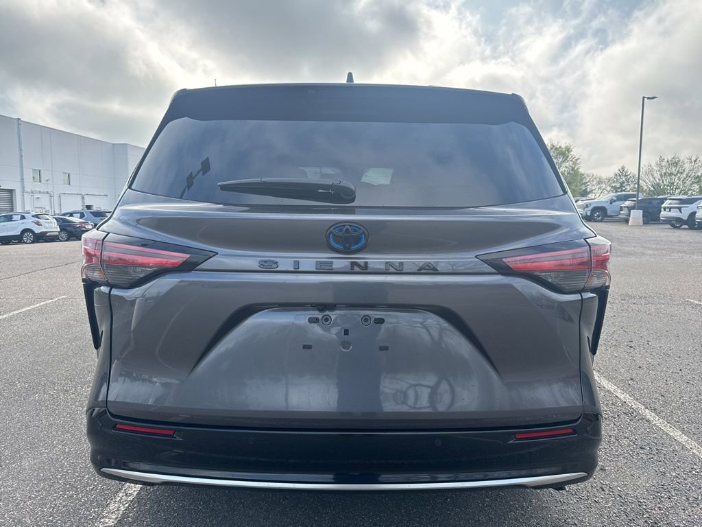 Used 2025 Toyota Sienna Platinum image 10