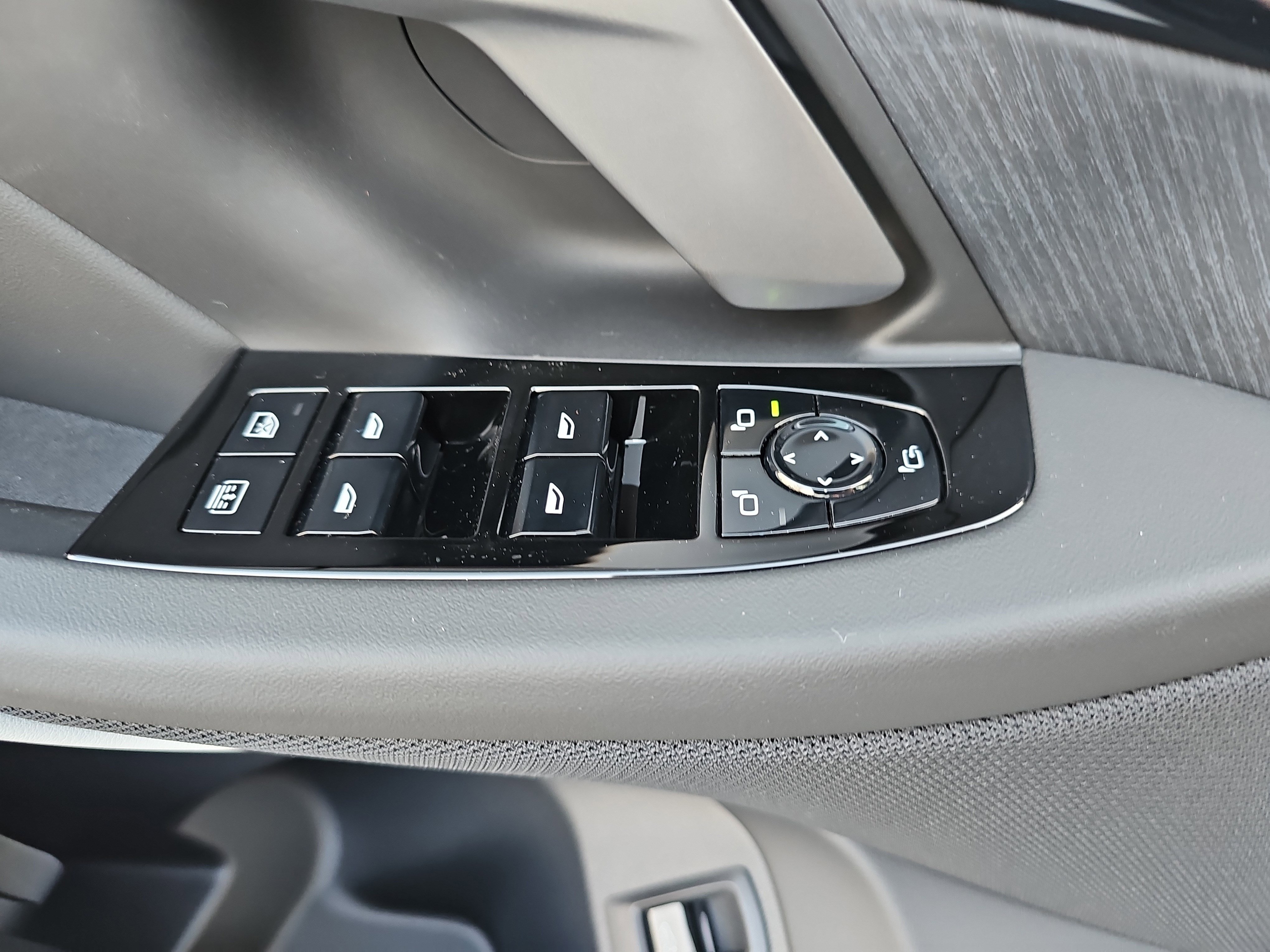 New 2026 BMW 550e xDrive w/ Executive Package image 29