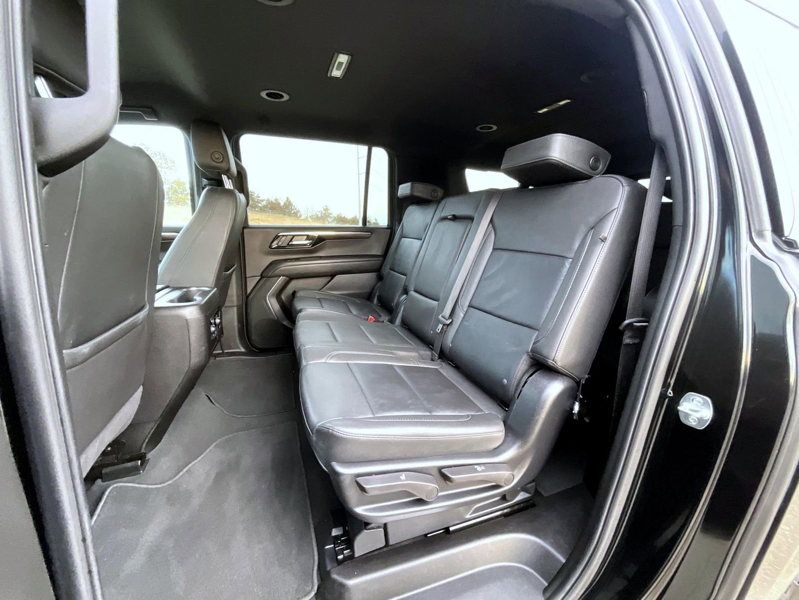 Used 2025 Chevrolet Suburban Z71 image 21