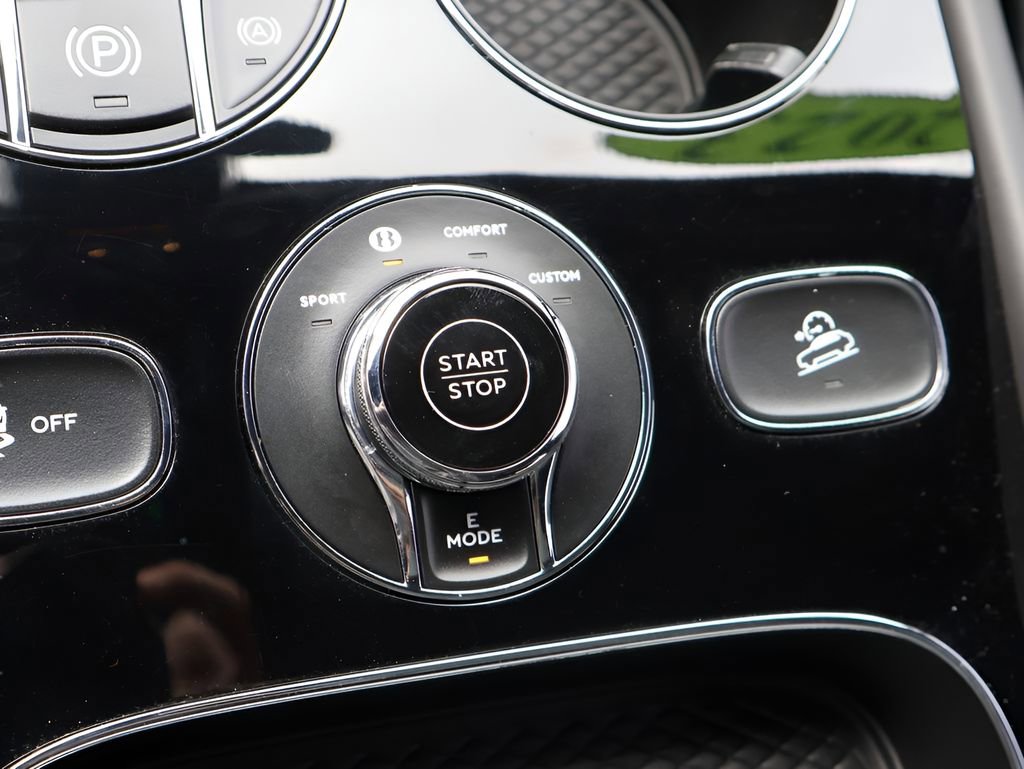 Used 2023 Bentley Bentayga Plug-In Hybrid AWD/4WD image 28
