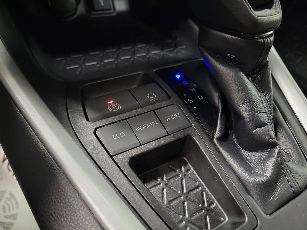 Used 2020 Toyota RAV4 LE image 15