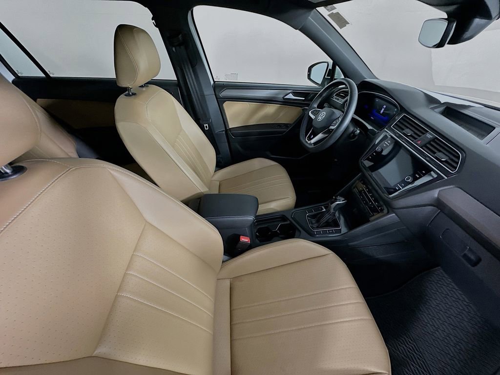 Used 2023 Volkswagen Tiguan SE image 28