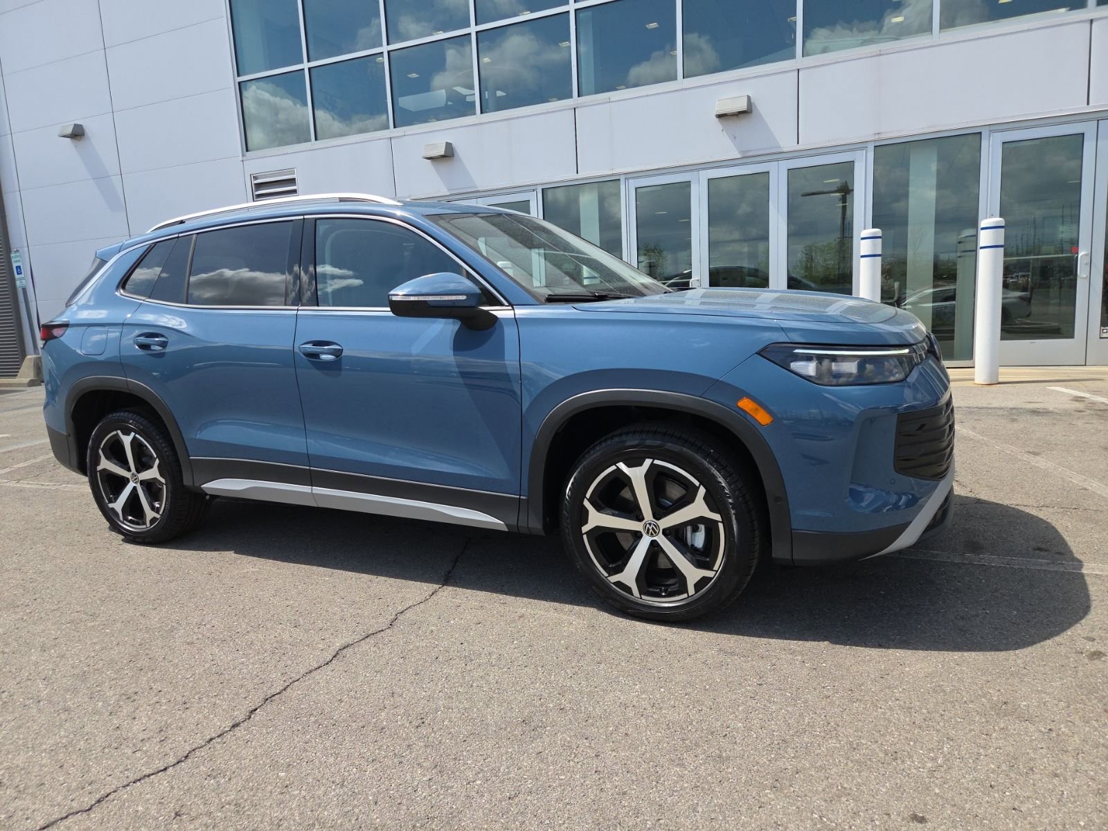 New 2026 Volkswagen Tiguan SE AWD/4WD image 3