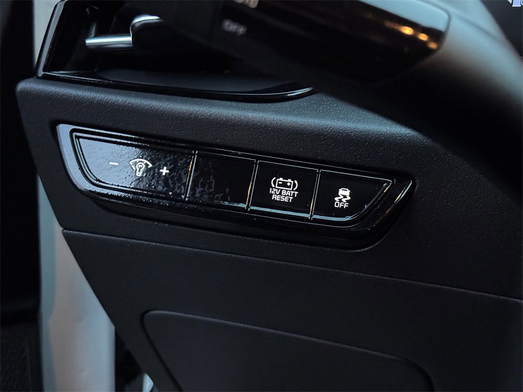 Used 2023 Kia Niro LX image 29