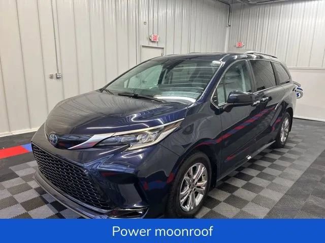 Used 2022 Toyota Sienna XSE image 7