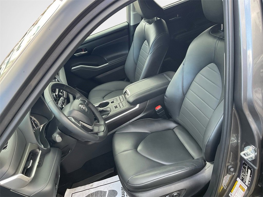 Used 2022 Toyota Highlander XLE image 12