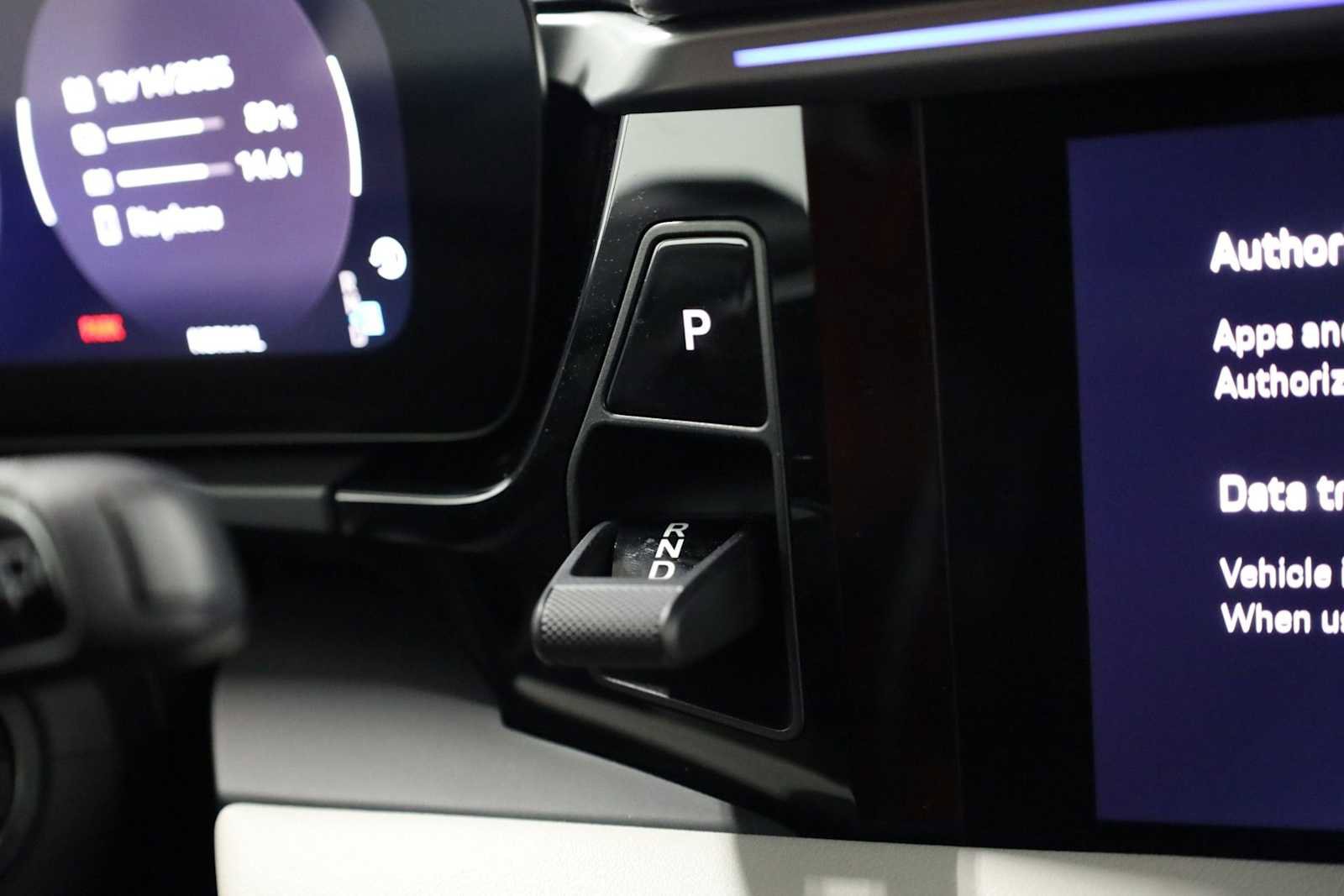 Certified 2025 Porsche Macan Electric image 32