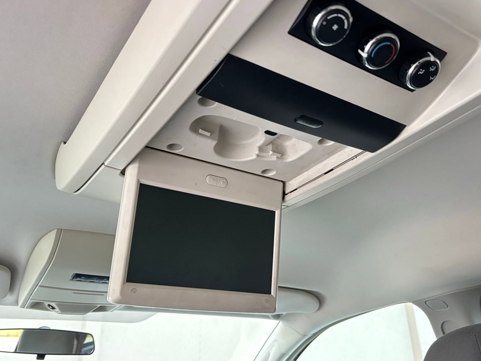 Used 2010 Chrysler Town & Country Touring w/ Entertainment Group #2 image 11